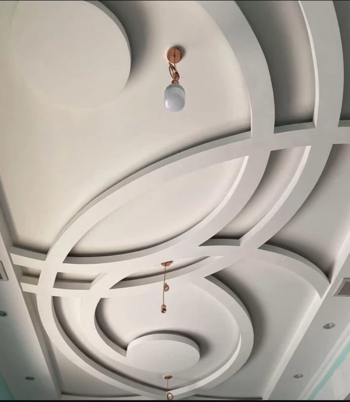 Gypsum board work around exposed beams with precise cutting and rustic finishing techniques